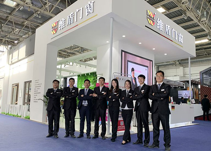 維盾門窗展會現(xiàn)場合影
